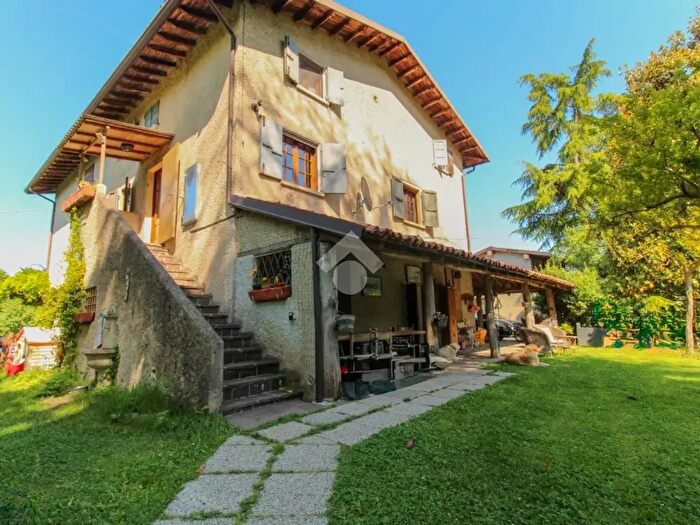 Casa con 8 locali in vendita in Via Monte Covolo, Roe Volciano