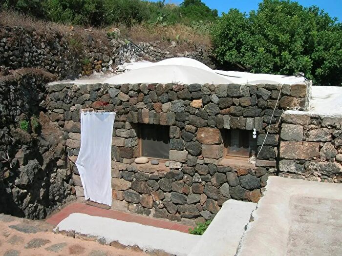 Appartamento con 7 locali in vendita in Pantelleria