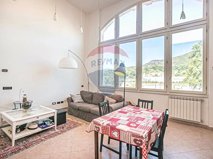 Appartamento trilocale in affitto in Via Rivarolo, Genova