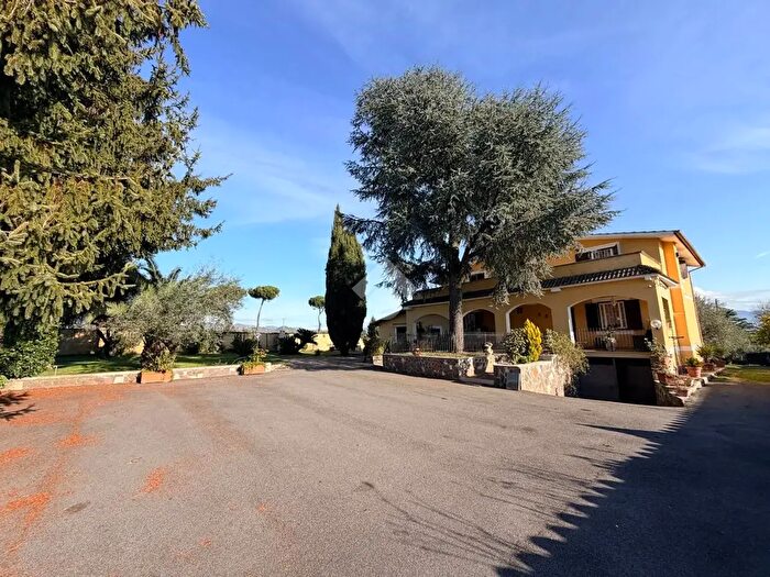 Casa con 8 locali in vendita in Via Valmontone, Genazzano