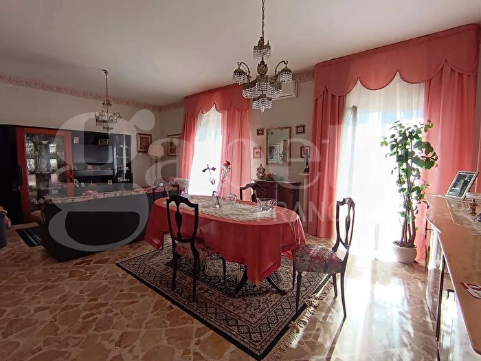 Appartamento con 6 locali in vendita in Viale Tisia, Siracusa