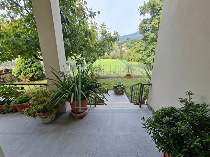 Casa quadrilocale in vendita in Camaiore