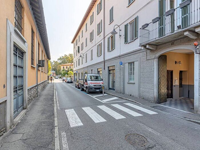 Appartamento trilocale in affitto in Via Giornate, Cernobbio