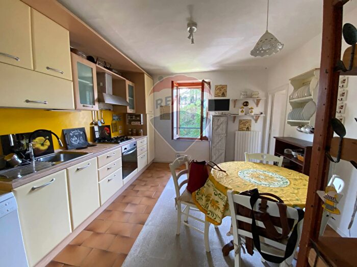 Appartamento quadrilocale in vendita in Via Due Giugno, Passignano Sul Trasimeno