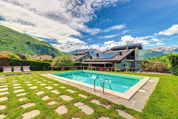 Casa con 12 locali in vendita in Colico