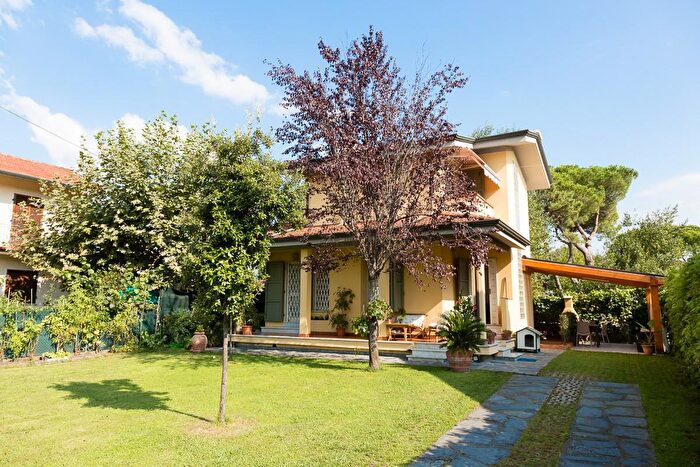 Casa con 5 locali in vendita in Massa