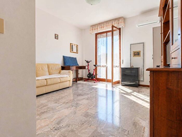 Appartamento trilocale in vendita in via Sanzio, Centro, Campi Bisenzio