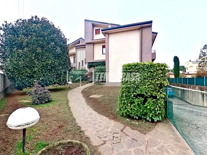 Casa con 7 locali in vendita in Via Angelo Cazzaniga, Brugherio