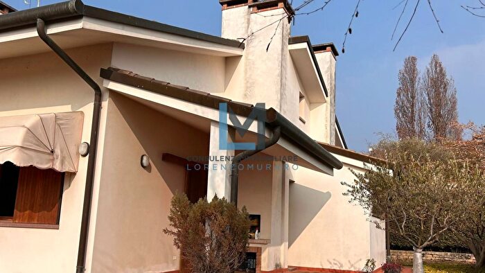 Casa con 15 locali in vendita in Montebelluna