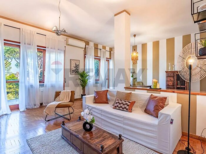 Appartamento con 8 locali in vendita in Via Marcello Garosi, Roma