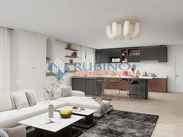 Appartamento con 5 locali in vendita in Piazza Aldo Moro, Bari