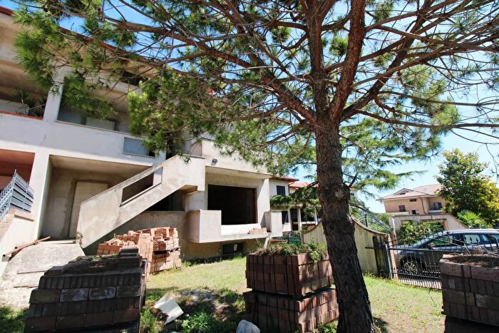 Casa con 8 locali in vendita in Strada del Pincio Civitanova Marche, Civitanova Marche