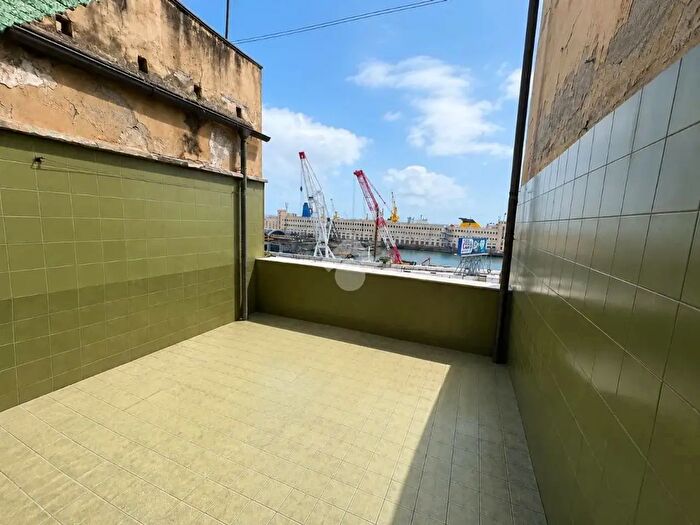 Appartamento quadrilocale in vendita in Via di Santa Croce, Genova