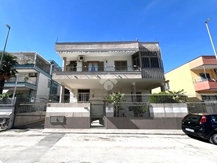 Casa con 8 locali in vendita in Via Monti del Matese, Casoria