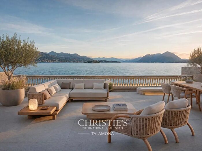 Casa con 15 locali in vendita in Stresa
