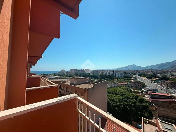 Appartamento con 5 locali in affitto in Via Michele Cipolla, Palermo