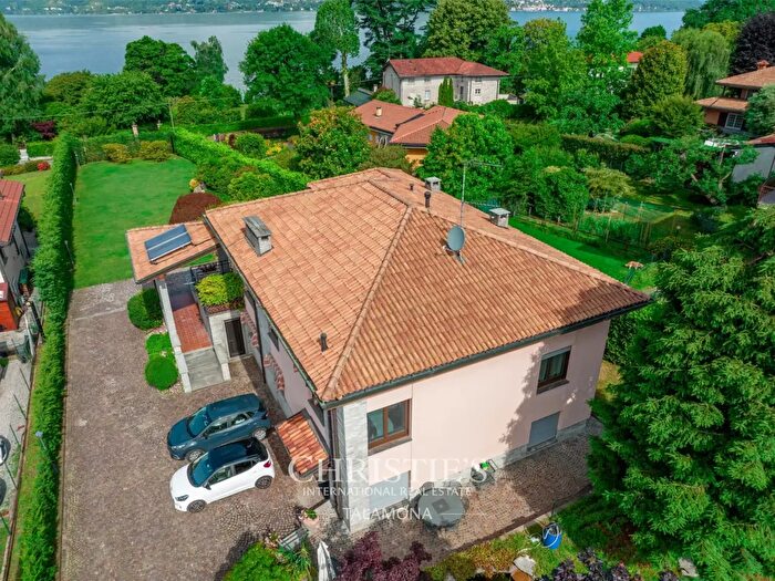 Casa con 6 locali in vendita in Ispra