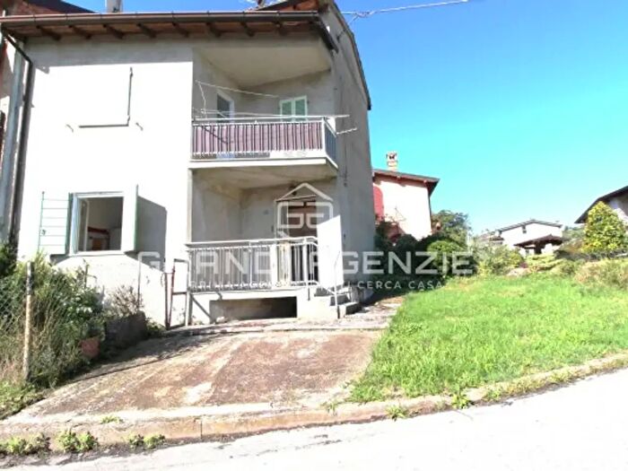 Casa trilocale in vendita in Via Monsignor Maurilio Silvani, Vernasca