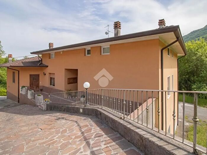 Casa con 7 locali in vendita in Via Ponti, Bione