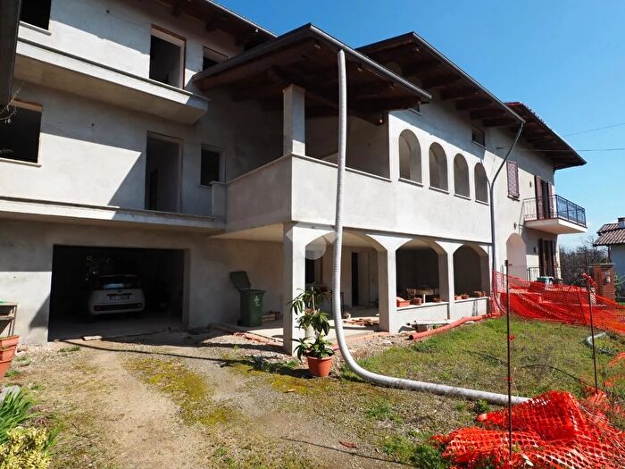 Casa con 6 locali in vendita in Via V Veneto, Roasio