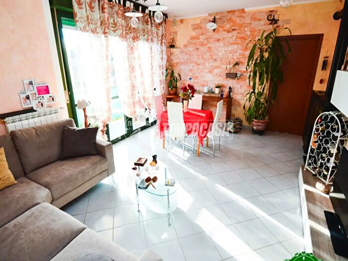 Appartamento trilocale in vendita in Via Montello, Rescaldina