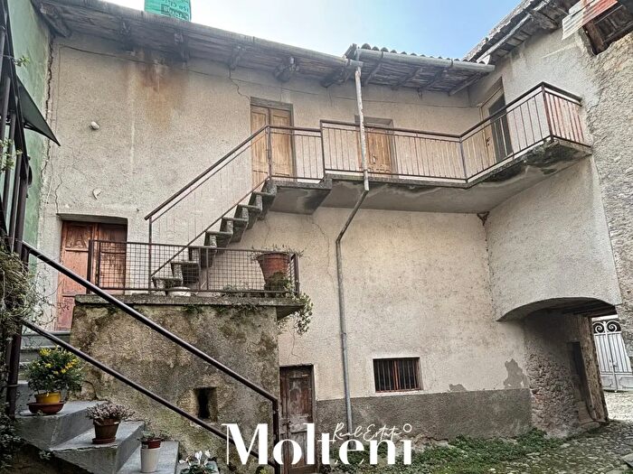 Casa quadrilocale in vendita in Strada della Piazza, Abbadia Lariana