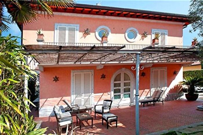 Casa con 6 locali in affitto in Forte Dei Marmi