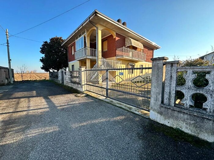 Casa con 8 locali in vendita in Vicolo IV Novembre, Bianze