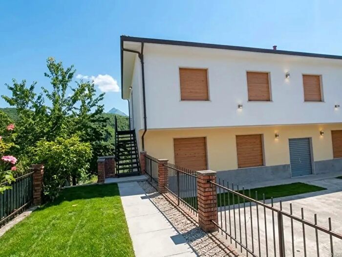 Casa con 8 locali in vendita in Casola In Lunigiana