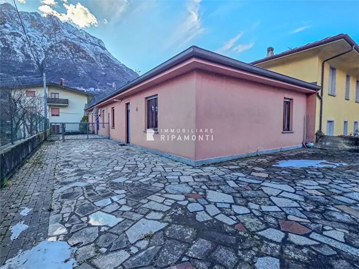 Appartamento trilocale in affitto in Via Roma, Taceno