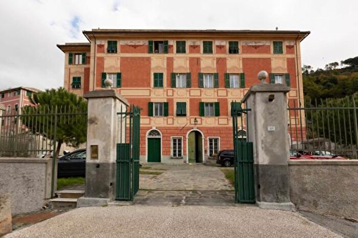 Appartamento quadrilocale in vendita in Via Razzara, Genova