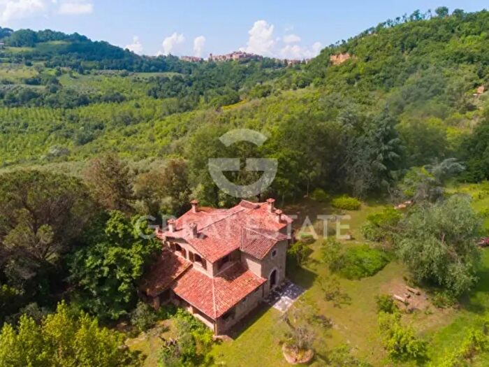 Casa con 6 locali in vendita in Ficulle