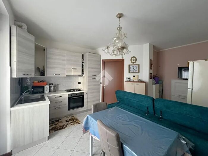 Appartamento trilocale in vendita in Via Santa Maria, Carugate