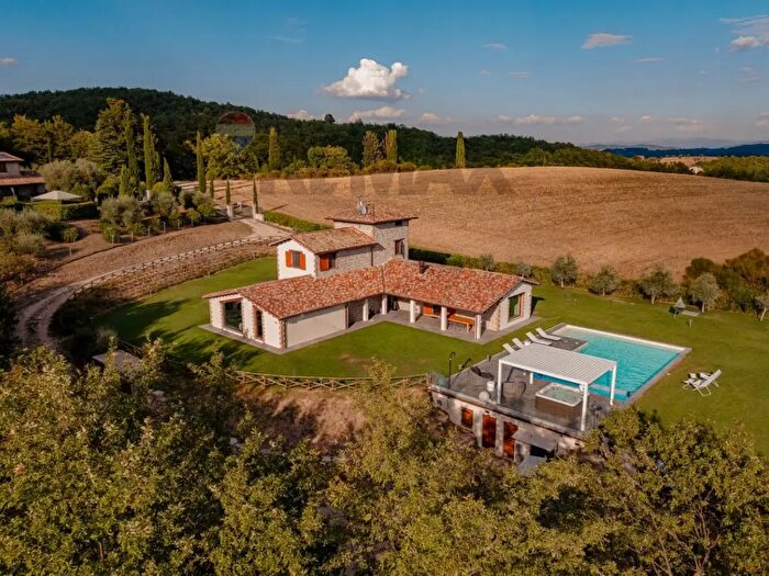 Casa con 8 locali in vendita in Todi