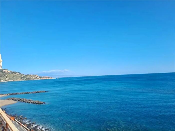 Appartamento trilocale in vendita in Via Naxos, Giardini Naxos