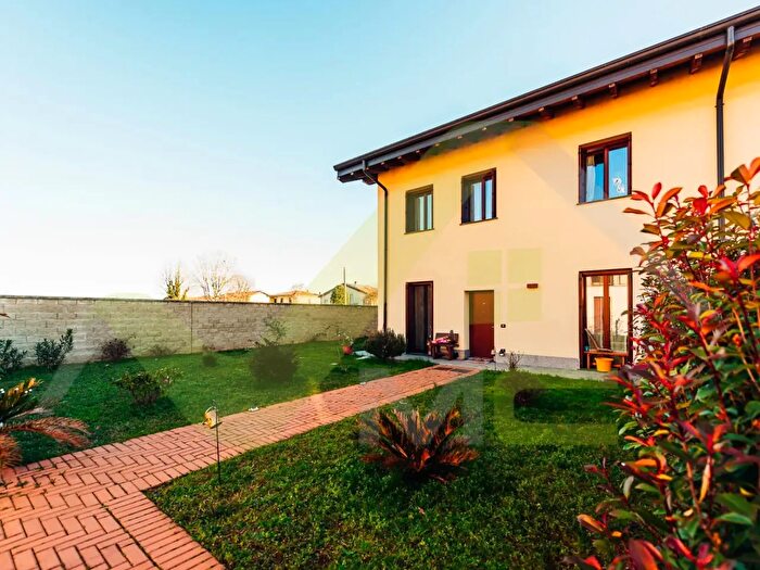 Appartamento trilocale in vendita in Via Garibaldi, Rodano