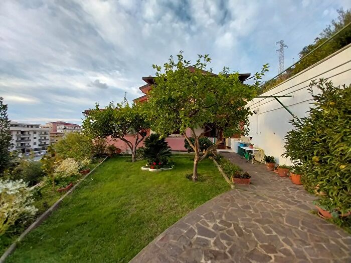Casa con 9 locali in vendita in Cetraro