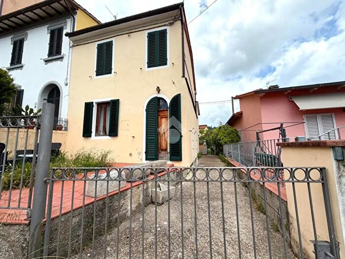 Casa quadrilocale in vendita in Via di Burgianico, Pistoia