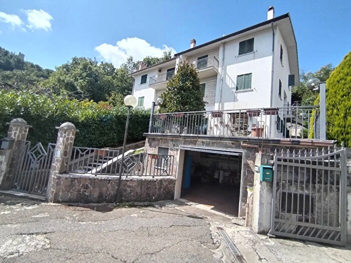 Casa con 11 locali in vendita in Morcone