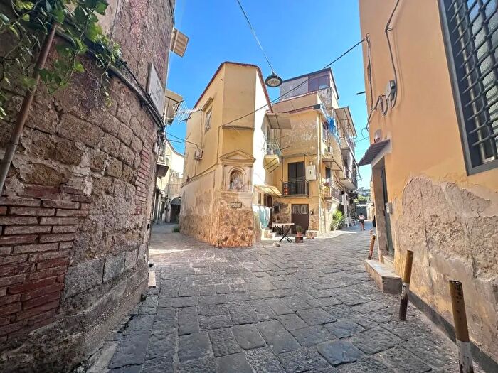 Appartamento bilocale in vendita in Vico I Chiesa, Napoli