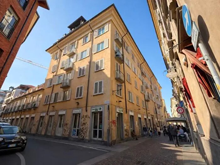 Appartamento trilocale in vendita in Via della Basilica, Torino