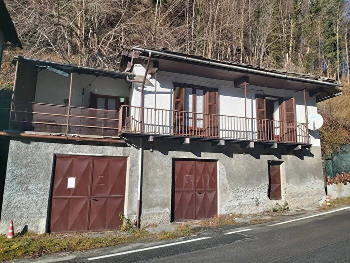 Casa quadrilocale in vendita in Frazione Fucine Viu, Viu