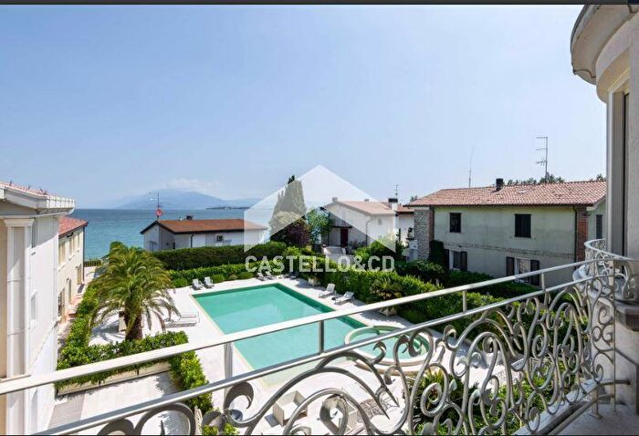 Appartamento quadrilocale in vendita in Via Iario, Desenzano Del Garda