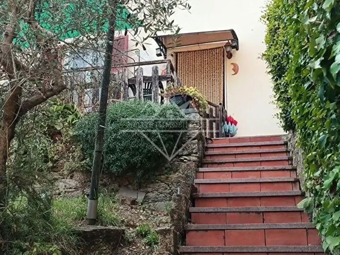 Casa quadrilocale in vendita in Luni