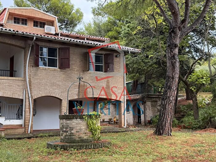 Casa con 6 locali in vendita in Falconara Marittima
