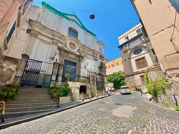 Appartamento con 5 locali in affitto in Vico Politi, Napoli