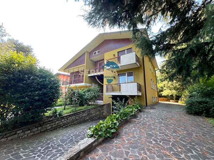 Casa con 5 locali in vendita in Via Borgogno, Nembro