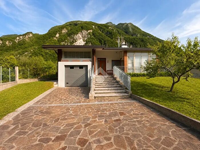 Casa quadrilocale in vendita in Via Moggio, Venzone