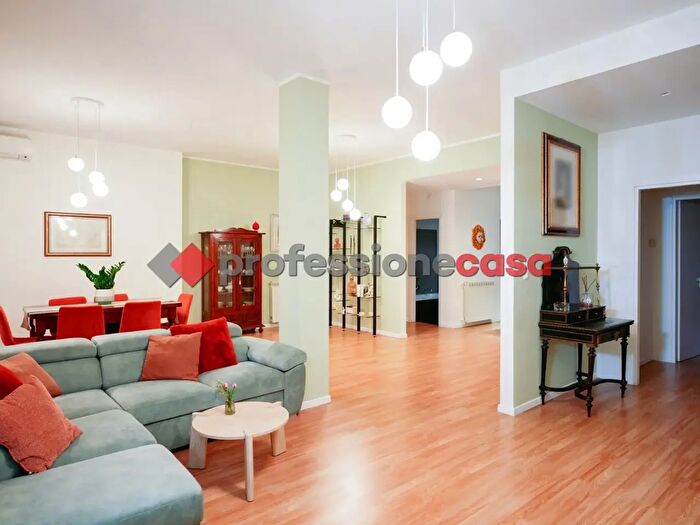 Appartamento con 6 locali in vendita in Via Vincenzo Giuffrida, Catania