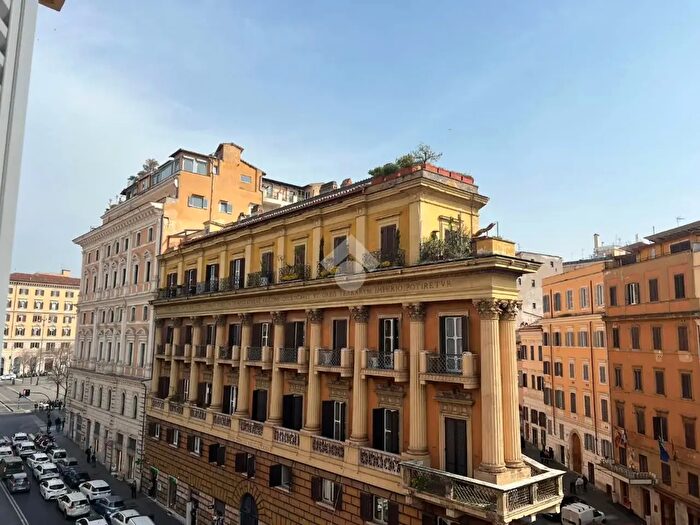 Appartamento con 5 locali in vendita in Via Cavour, Roma